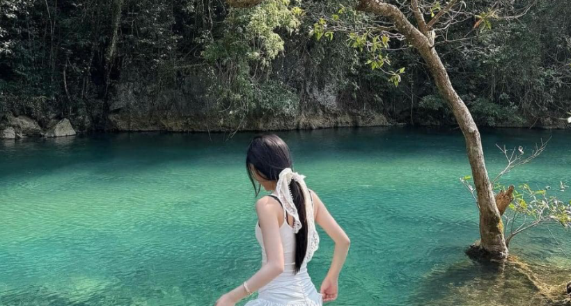 Dòng suối ở miền Bắc được ví là ''trái tim xanh'' giữa núi rừng: Nước màu xanh ngọc nhìn được tới đáy, giới trẻ ùn ùn kéo đến check-in