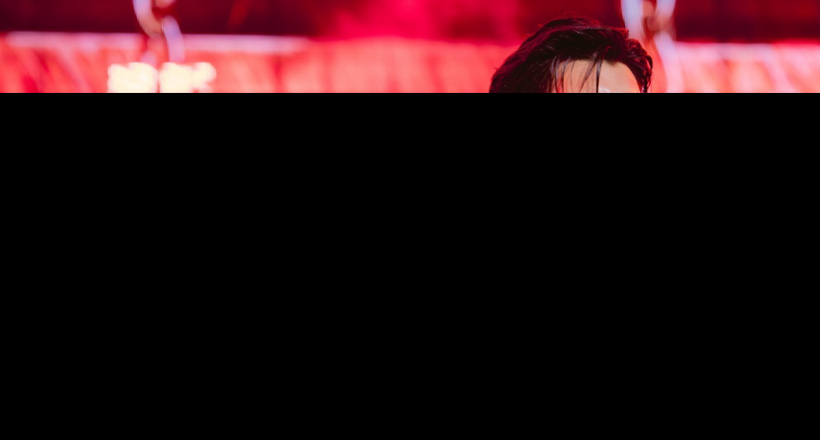 Ca sĩ Việt e dè sức nóng của 60 anh trai