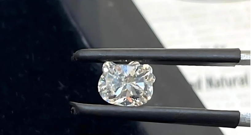 Độc lạ kim cương cắt hình Hello Kitty