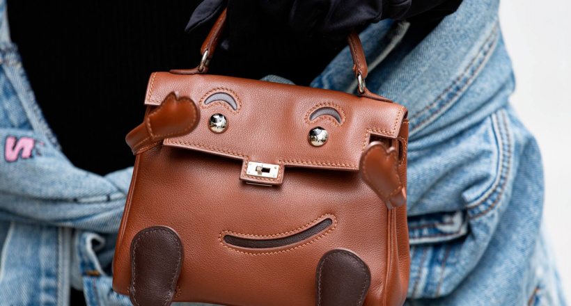 Mẫu túi xách hình người độc lạ, có giá lên đến 5,5 tỷ đồng vẫn "cháy hàng"