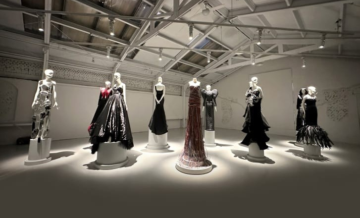 Thời trang độc đáo từ linh kiện phế liệu