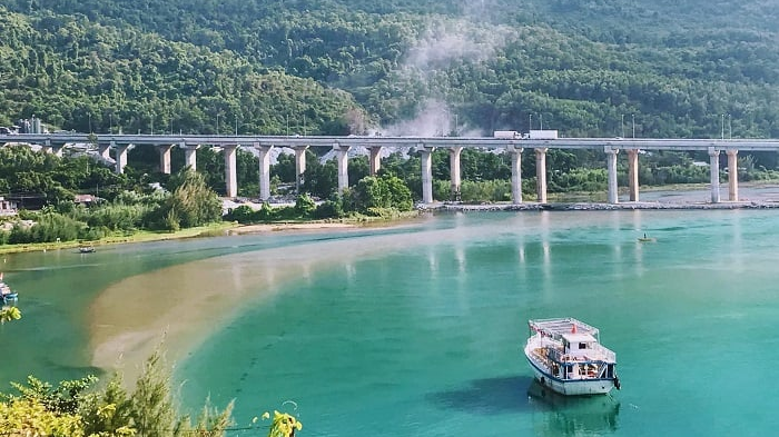 Việt Nam có 1 điểm đến lọt top vịnh đẹp nhất thế giới, cách thành phố chỉ 25km, được ví như "chốn bồng lai tiên cảnh"