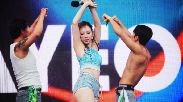 Loạt ca sĩ Hàn Quốc khoe dáng táo bạo ở lễ hội nước