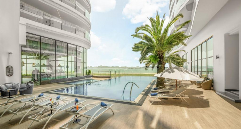 Hai khách sạn, resort sang trọng có view ngắm trọn toàn cảnh vịnh Hạ Long