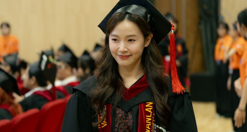 Midu trong ngày tốt nghiệp thạc sĩ