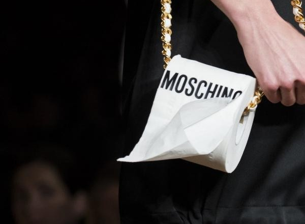 Vòng tay, túi hàng hiệu gây tranh cãi khi trông như băng dính, giấy vệ sinh