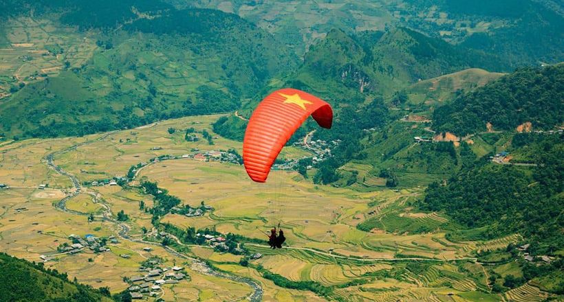 Giới trẻ lên đỉnh Khau Phạ nhảy dù, bay cùng màu cờ Tổ quốc