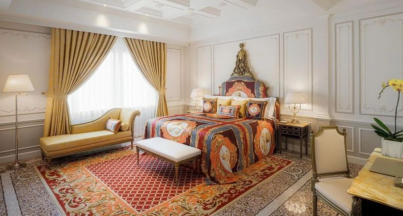 Cảnh xa hoa trong khách sạn đầu tiên của Versace ở châu Á