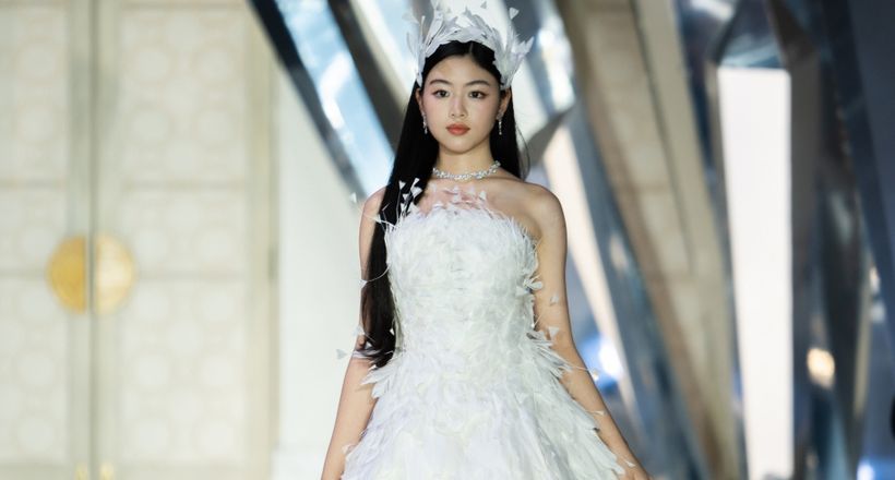 Lọ Lem "xé truyện bước ra", lần đầu catwalk trong show diễn của NTK Chung Thanh Phong