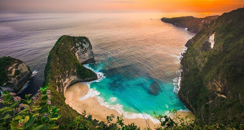 Bãi biển đẹp thứ hai của châu Á, được ví như đuôi khủng long dẫn đến biển xanh giữa lòng Bali
