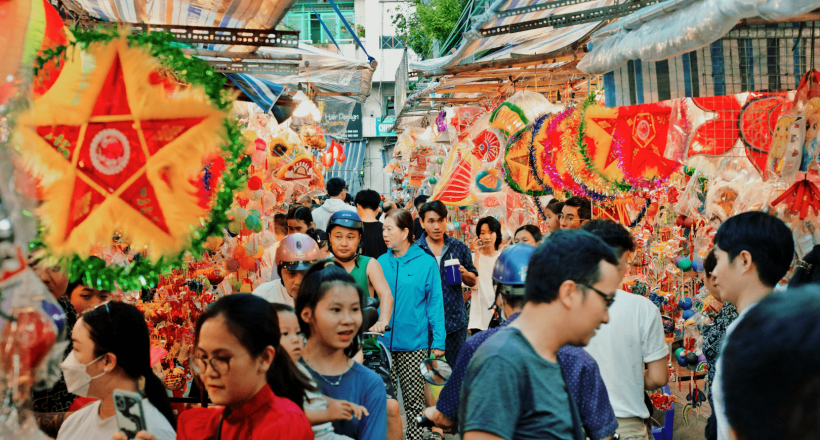 Giới trẻ đổ xô check-in phố lồng đèn lớn nhất TPHCM dịp Trung thu