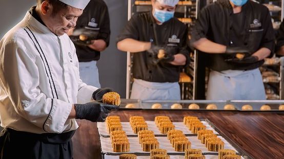 Có gì bên trong những hộp bánh trung thu tiền triệu nhưng vẫn ‘cháy hàng’?