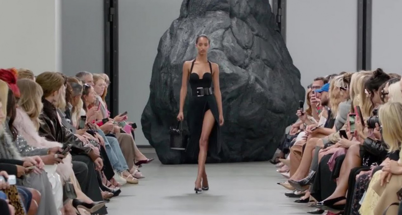 Michael Kors SS25: 35 năm tay nghề thủ công và kỹ nghệ tinh xảo của nước Ý