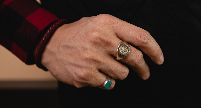 Nhẫn signet: Từ biểu tượng quyền lực đến phụ kiện cá tính