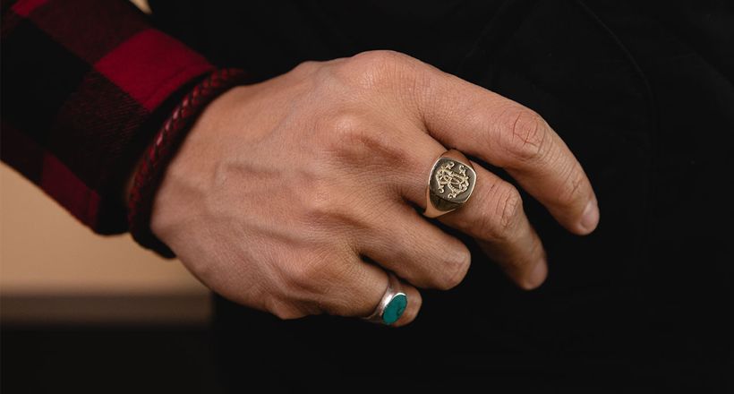 Nhẫn signet: Từ biểu tượng quyền lực đến phụ kiện cá tính