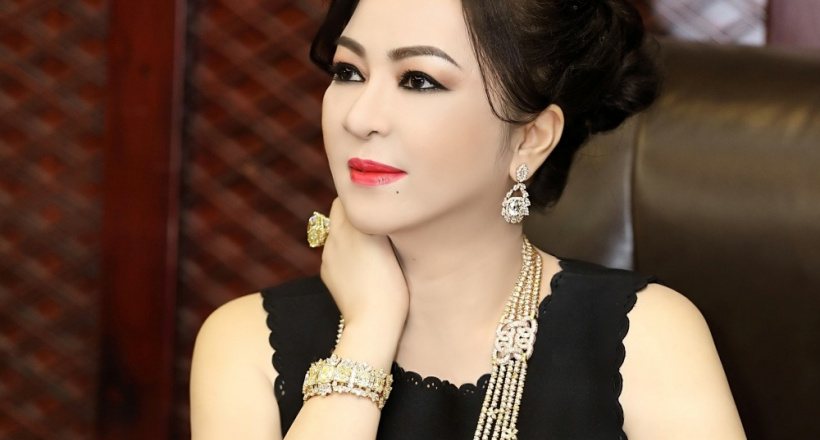 CĐM ‘choáng váng’ khi nghe giá loạt đồ trang sức bà Phương Hằng đeo trong phiên livestream ngày 29/9