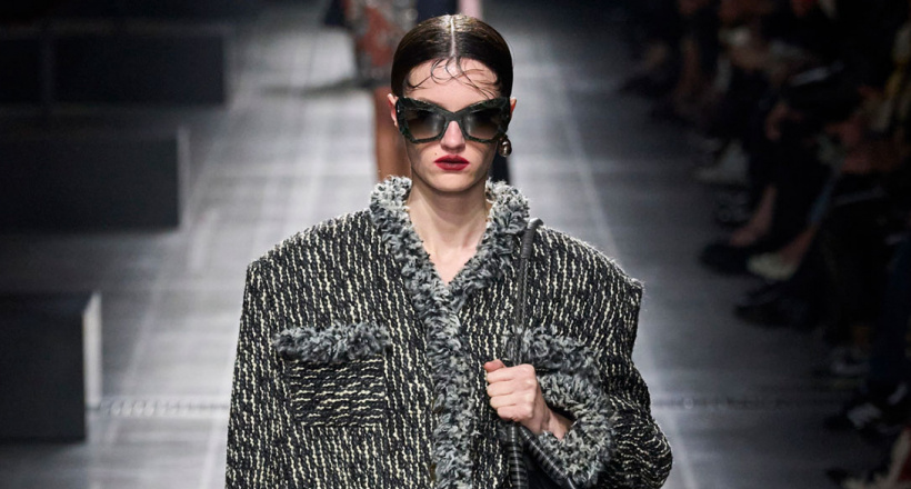 Xu hướng áo cầu vai lớn, form dáng thể hiện sự nữ quyền