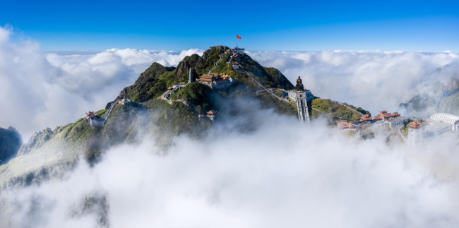 Đỉnh Fansipan phủ băng trong ngày cuối năm 2024