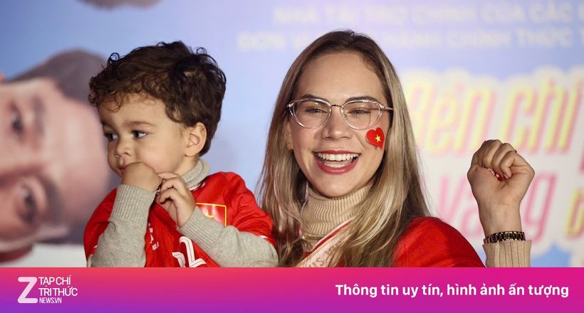 Vợ Xuân Son, Quang Hải đeo túi Louis Vuitton ăn mừng chiến thắng