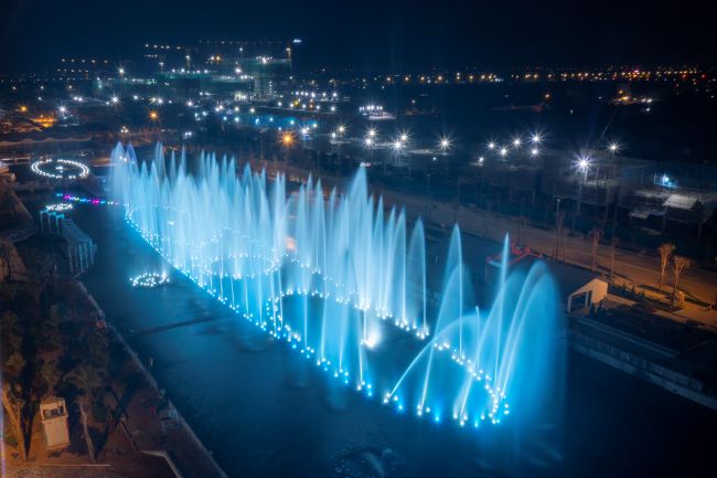 Bắn pháo hoa tầm cao đêm Giao thừa tại sân khấu nhạc nước dài nhất Việt Nam