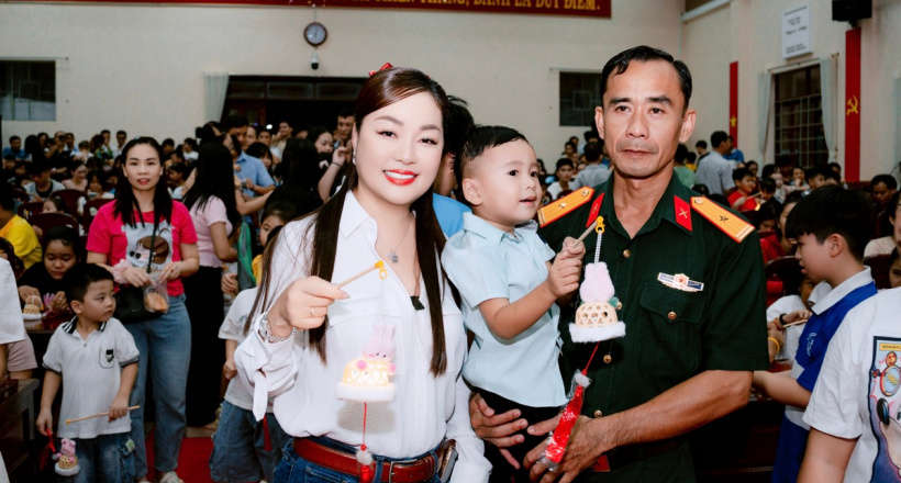 Hoa hậu Hoàng Thanh Nga: từ vẻ đẹp tỏa sáng tại sự kiện mỹ phẩm đến ấm lòng trong hành trình trao quà Trung Thu