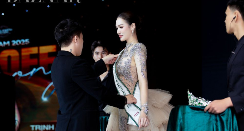 Trịnh Mỹ Anh nhận sash và vương miện, sẵn sàng chinh phục Miss Earth 2025