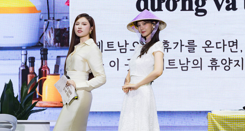 Khéo như MC Thanh Thanh Huyền hướng dẫn Yoona (SNSD) tạo dáng với nón lá
