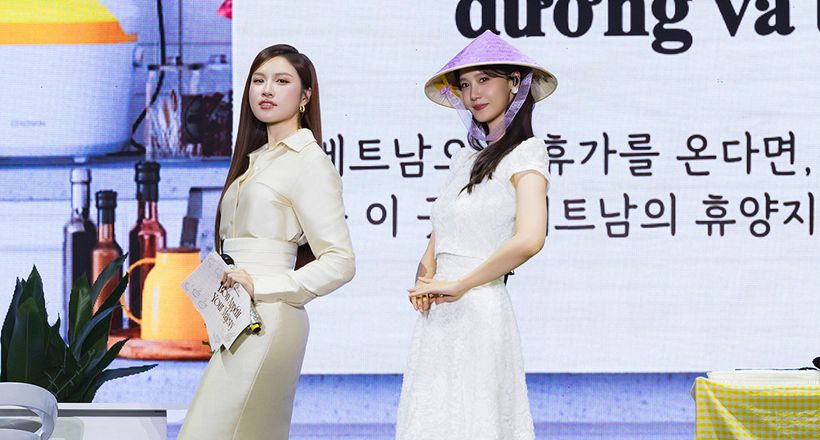 Khéo như MC Thanh Thanh Huyền hướng dẫn Yoona (SNSD) tạo dáng với nón lá