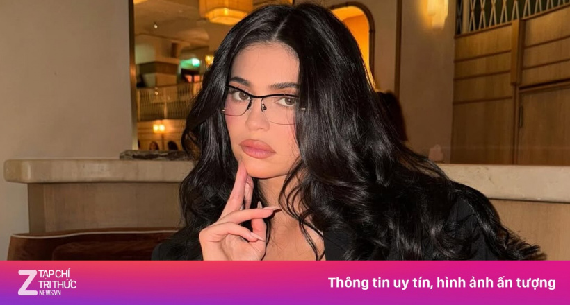 Kylie Jenner khéo khoe nâng ngực