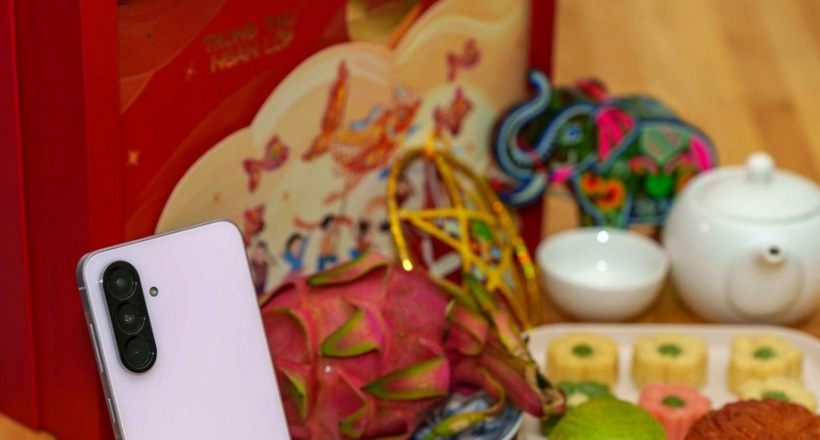 HIEUTHUHAI 'flex' tài lẻ cùng Gemini Live trên Galaxy A56 5G