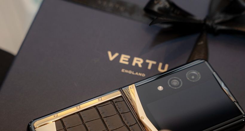 Vertu Quantum Flip Full Gold - món quà công nghệ cho người xứng tầm