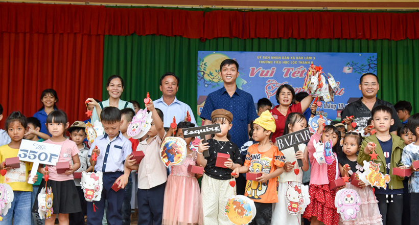 Harper’s Bazaar vui tết đoàn viên với trẻ em trường tiểu học Lộc Thành B