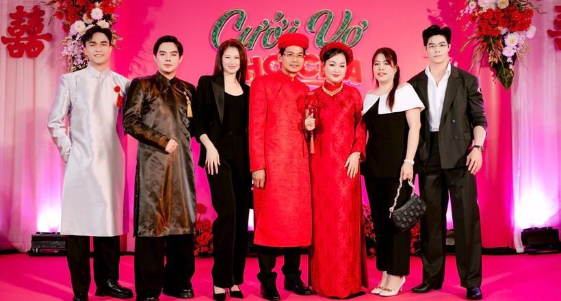 Hoàng Thanh Nga sánh đôi ông xã trong áo dài đỏ, rực rỡ như lễ cưới tại buổi ra mắt “Cưới Vợ Cho Cha”