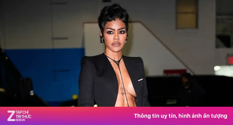 Khoảnh khắc gây sốc của 'váy khỏa thân'