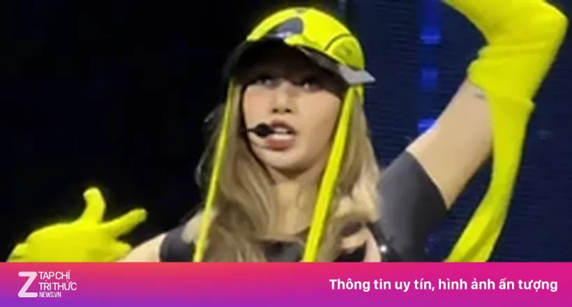 Bộ đồ bó sát của Lisa bị chê phản cảm