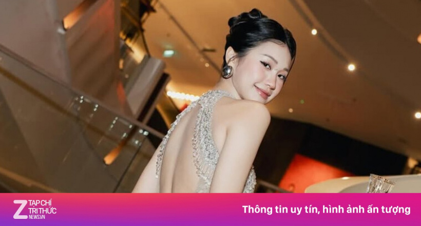 Vợ Đoàn Văn Hậu khoe lưng trần quyến rũ