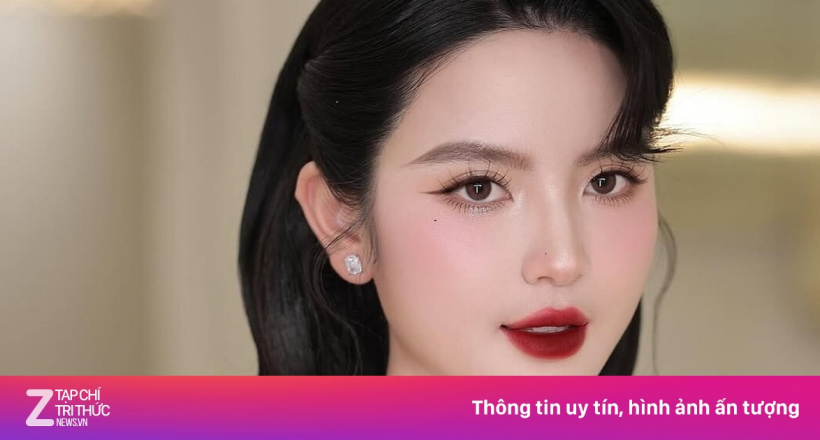 Vợ Quang Hải quyến rũ với áo dài cổ yếm