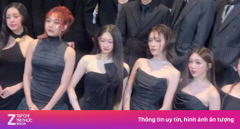 Bức ảnh dàn nữ nghệ sĩ quỳ gối gây phẫn nộ