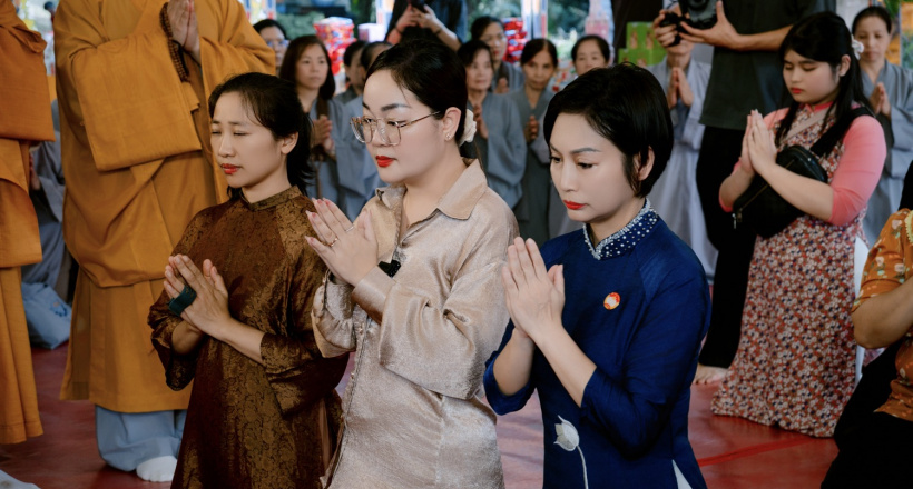 Hoa hậu Hoàng Thanh Nga cùng ông xã tham dự Lễ Kỳ Siêu tưởng niệm anh linh liệt sĩ tại Công viên Văn hóa Lê Thị Riêng