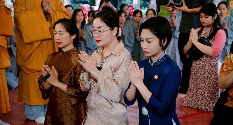 Hoa hậu Hoàng Thanh Nga cùng ông xã tham dự Lễ Kỳ Siêu tưởng niệm anh linh liệt sĩ tại Công viên Văn hóa Lê Thị Riêng