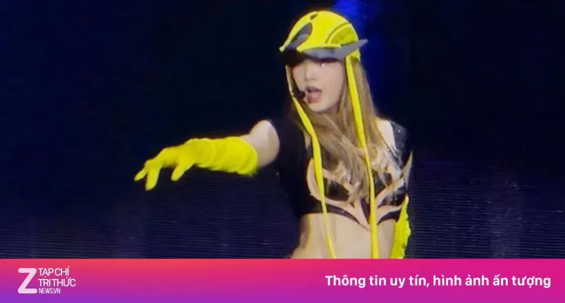 Trang phục bó sát gây phản cảm của Lisa