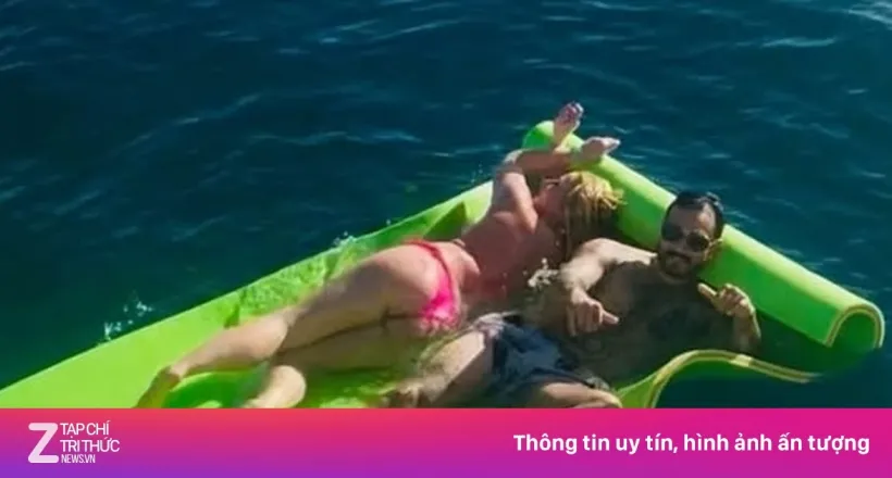 Britney Spears tình tứ bên người đàn ông bí ẩn