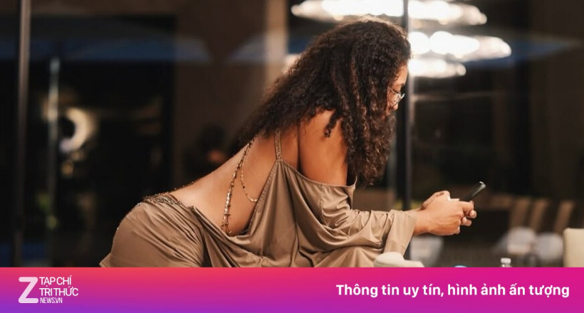 'Nữ hoàng tennis' bất ngờ gợi cảm