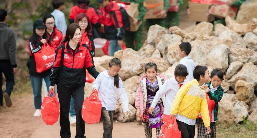 Phương Anh Đào nhói tim khi đến Thanh Hóa và Sơn La từ thiện