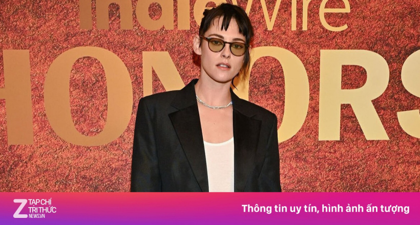 Nội y dài tới gót chân gây chú ý của mỹ nhân 'Chạng Vạng'