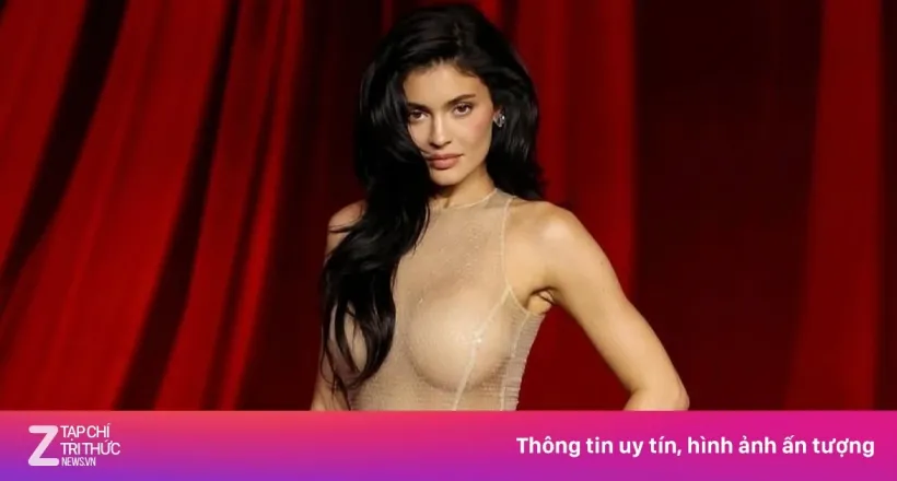 Váy khỏa thân 'hết cửa' trong năm 2026?