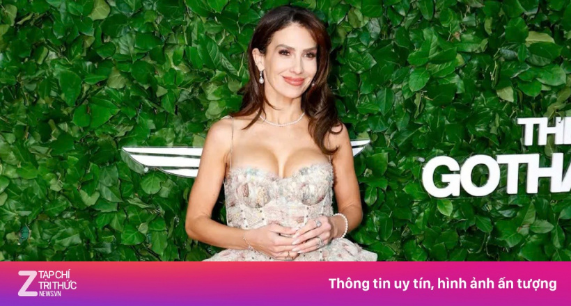 Nữ HLV yoga mặc váy ngắn trồng cây chuối