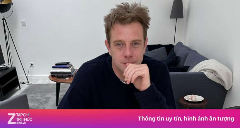 Thực hư bức ảnh người đàn ông ngồi xem tarot gây sốt MXH