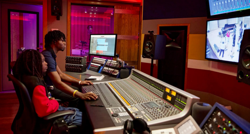 Học sinh New Orleans thể hiện sự sáng tạo của mình với iPad và máy Mac