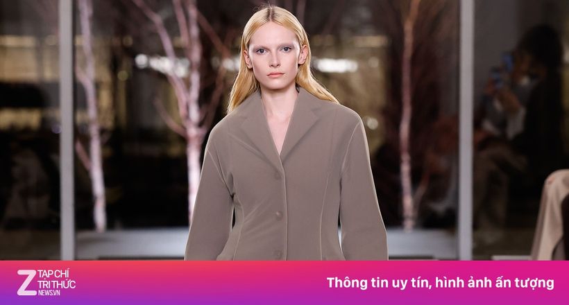 Tory Burch thu đông 2025 - đôi chân nữ thần, bờ vai quý cô hiện đại
